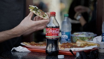 با تحویل بطری پلاستیکی کوکاکولا پیتزا هدیه بگیرید
