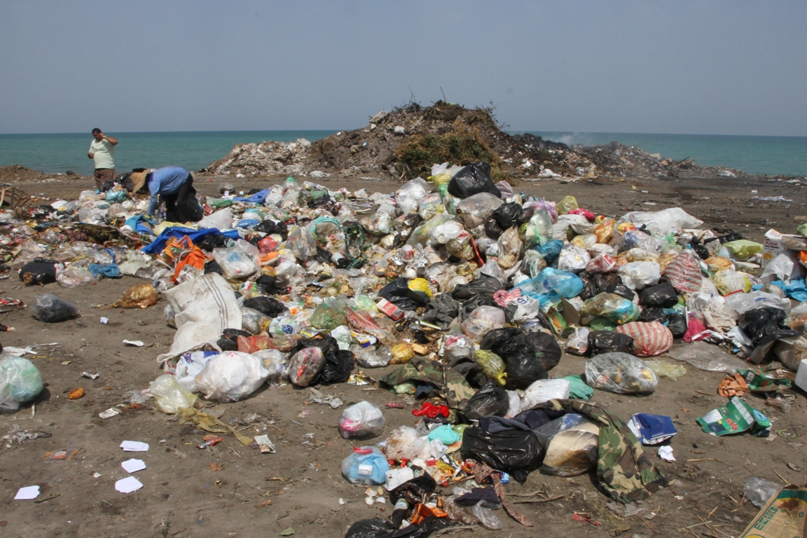 جاری شدن شیرابه زباله نوشهر به دریا و رودخانه