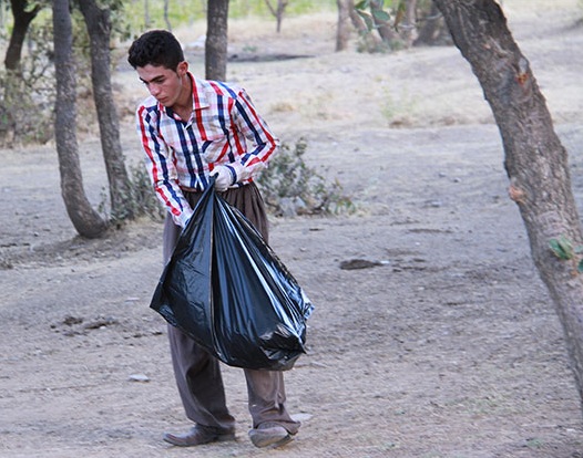  توزیع کیسه های زباله در خروجی های شهر ارومیه به مناسبت روز طبیعت