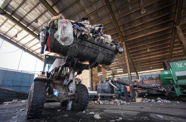 کارخانه بازیافت زباله سردشت در گیر و دار اداره ای مانده است