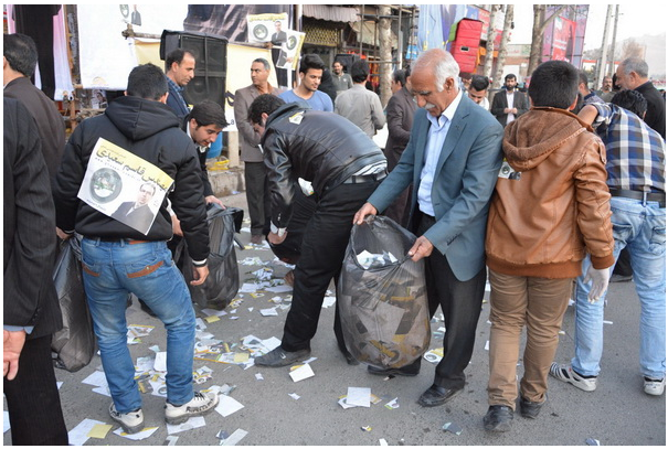 جمع آوری زباله های انتخاباتی بعد از پایان همایش تبلیغاتی