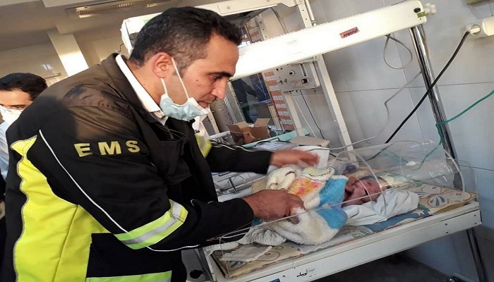  زباله گردی در تهران  نوزادی را در سطل زباله پیدا کرد و مانع مرگش شد.