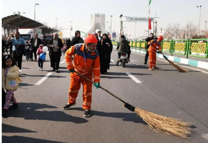 نظافت مسیر راهپیمایی در تهران با ۲۵۰۰ نیروی پاکبان