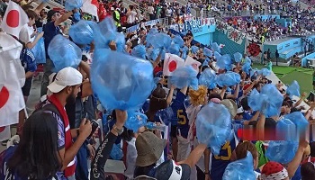 تماشاگران ژاپنی جام جهانی 2022 پلاستیک بدست در ورزشگاه